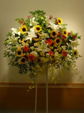 港区麻布台東京ガーデン　ヒマワリとカサブランカのスタンド花
