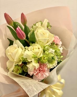 ご結婚お祝い♪純白のバラと春のチューリップブーケ｜「東京ガーデン」　（東京都港区の花キューピット加盟店 花屋）のブログ