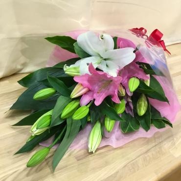 お誕生日の花束～２色のユリをまとめて～｜「東京ガーデン」　（東京都港区の花キューピット加盟店 花屋）のブログ